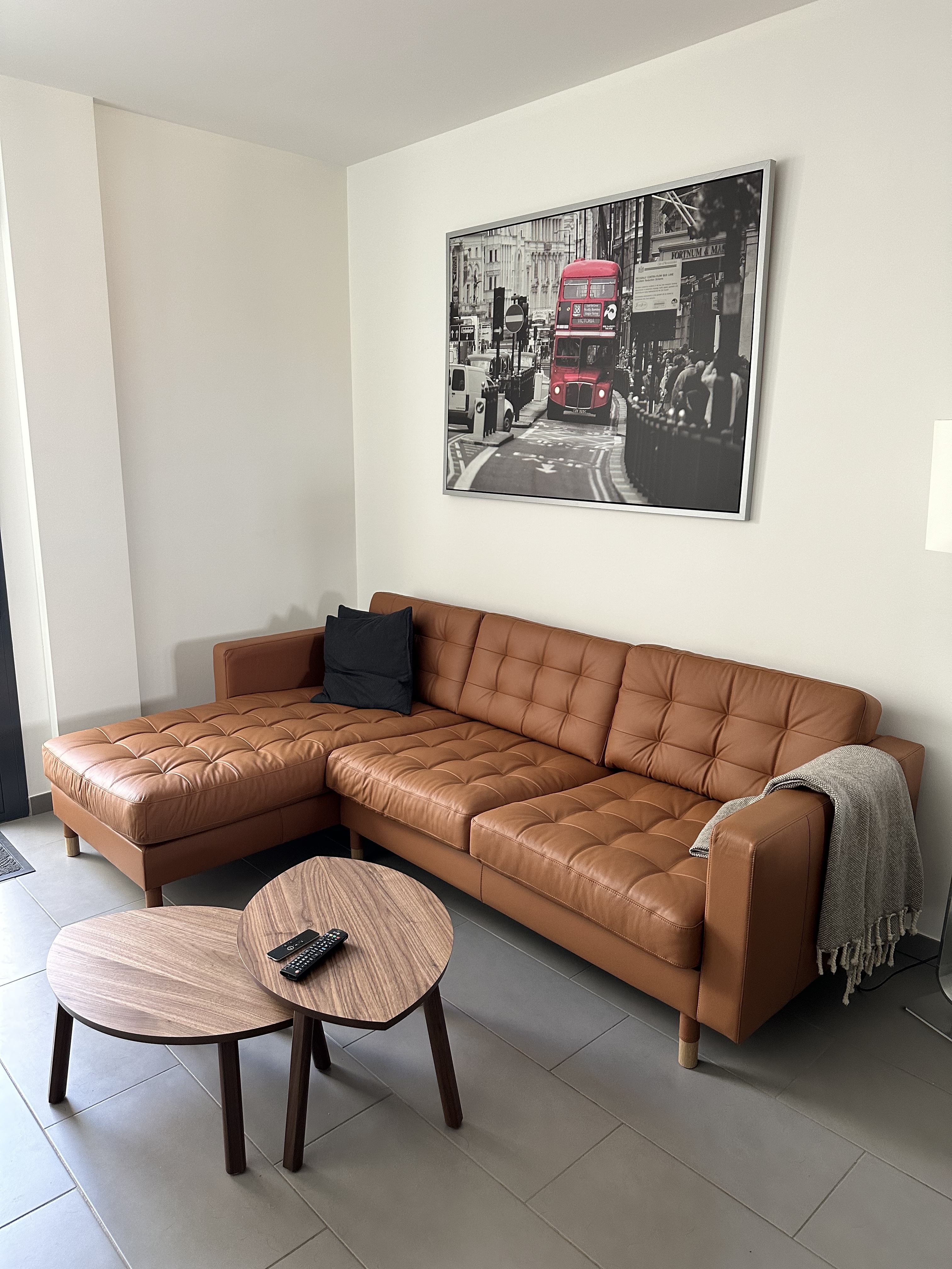 Stue med cognac-farget sofa