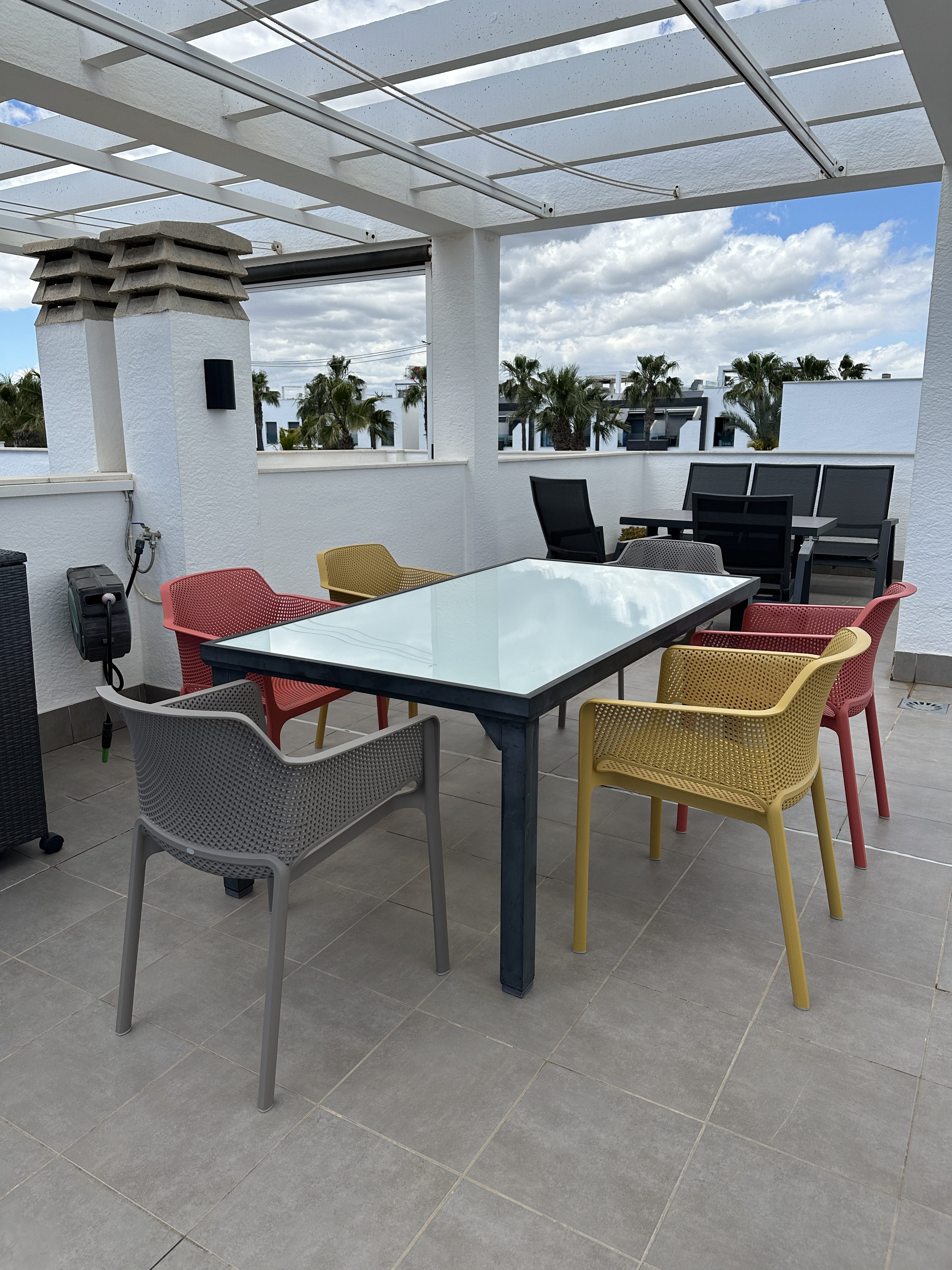 Takterrasse med fargerikt spisebord